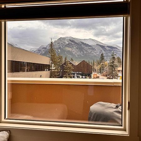 Ravens Crest Lodge - Stunning Views Perfectly Located On Main Street Canmore Exterior foto