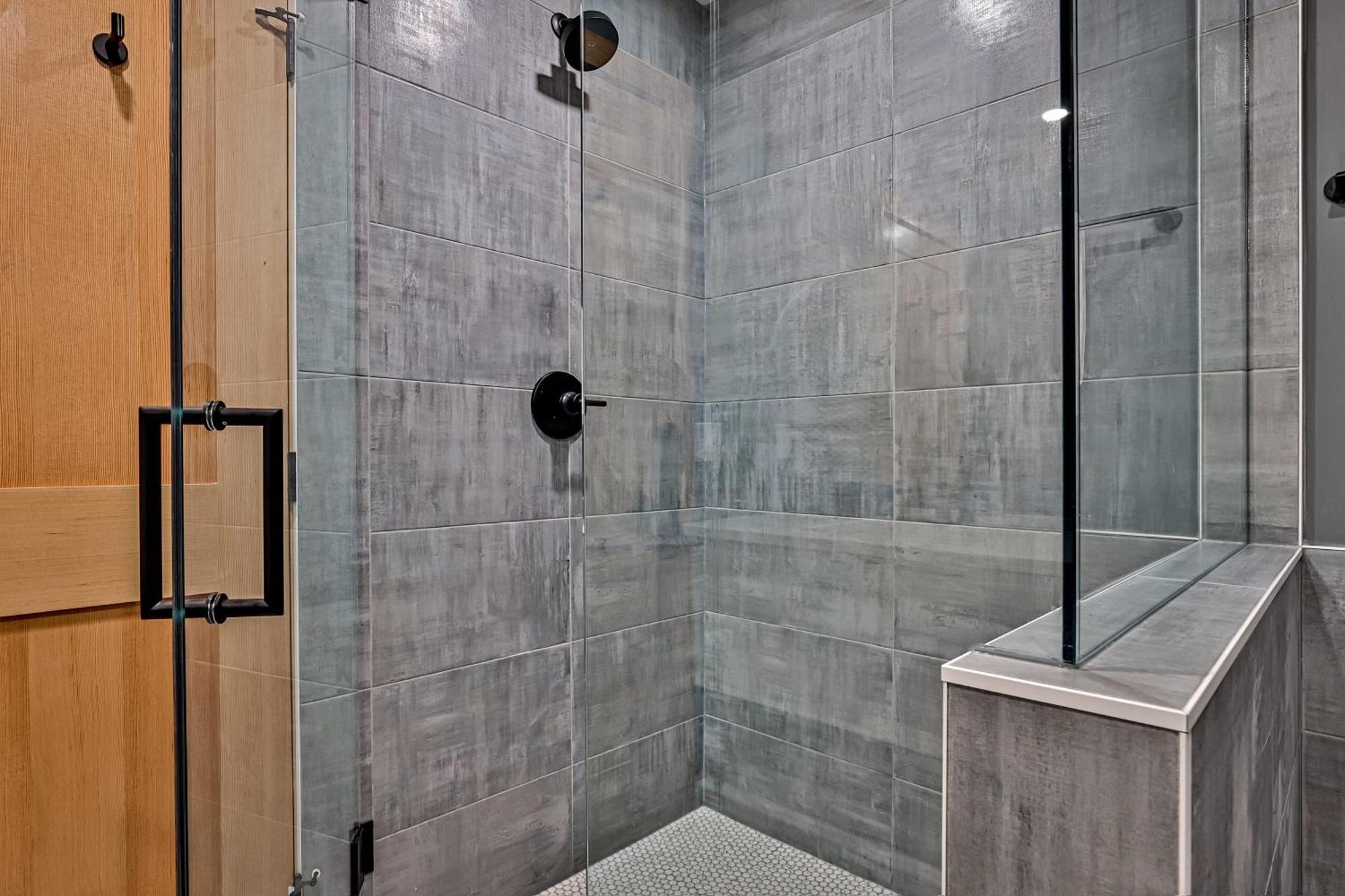 Ravens Crest Lodge - Stunning Views Perfectly Located On Main Street Canmore Exterior foto