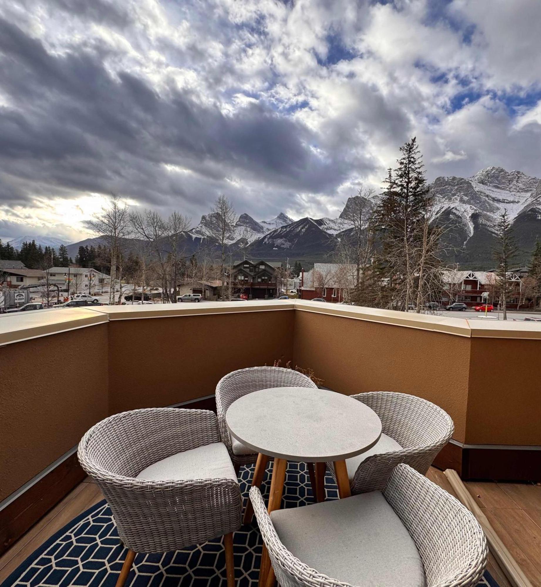 Ravens Crest Lodge - Stunning Views Perfectly Located On Main Street Canmore Exterior foto